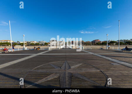 Arcachon (sud-ovest della Francia): pier 'jetee Thiers" e edifici lungo il lungomare (non disponibile per la produzione di cartolina) Foto Stock