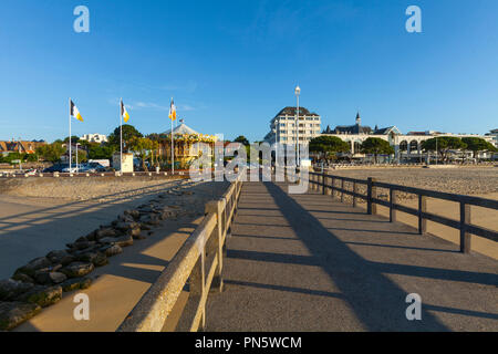 Arcachon (sud-ovest della Francia): pier 'jetee d'Eyrac" e edifici lungo il lungomare (non disponibile per la produzione di cartolina) Foto Stock