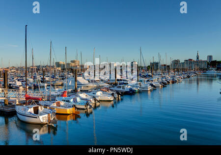 Arcachon (sud-ovest della Francia): velieri ormeggiati a galleggianti in marina e gli edifici lungo il lungomare (non disponibile per la produzione di cartolina) Foto Stock