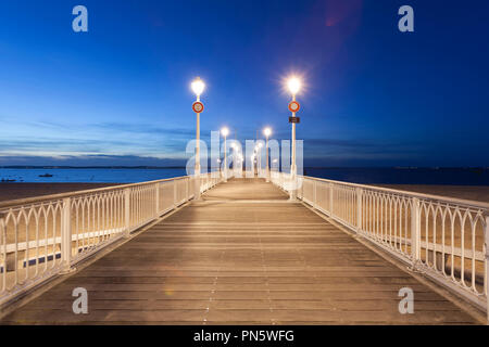 Arcachon (sud-ovest della Francia): pier 'jetee Thiers" la sera (non disponibile per la produzione di cartolina) Foto Stock