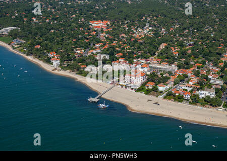 Arcachon (sud-ovest della Francia): veduta aerea della città con la Abatilles la spiaggia e il molo Moulleau (non disponibile per la produzione di cartolina) Foto Stock