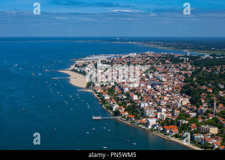 Arcachon (sud-ovest della Francia): veduta aerea della città con la spiaggia di Thiers (non disponibile per la produzione di cartolina) Foto Stock