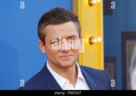 Taron Egerton alla Premiere mondiale di Universal Pictures' "ing" tenutasi presso il Teatro di Microsoft in L.A. Vive a Los Angeles, CA, 3 dicembre 2016. Foto di Giuseppe Martinez / PictureLux Foto Stock