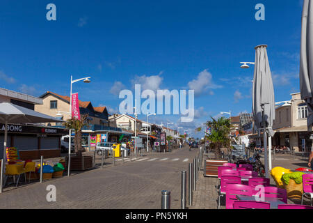 Lacanau-Ocean (sud-ovest della Francia): via dello shopping del centro balneare (non disponibile per la produzione di cartolina) Foto Stock