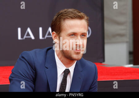 Ryan Gosling presso la sua mano e ingombro cerimonia tenutasi presso la leva TCL Teatro Cinese a Hollywood, CA, 7 dicembre 2016. Foto di Giuseppe Martinez / PictureLux Foto Stock