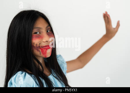 La ragazza di capelli lunghi con danza classica Tailandese fantasma nel concetto di Halloween. Foto Stock