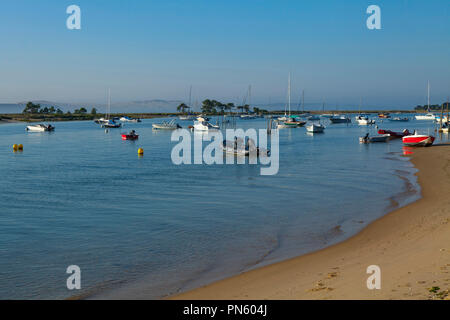 Lege-Cap-Ferret (sud-ovest della Francia): barche ormeggiate in stretto canale del Cap Ferret capezzagna (non disponibile per la produzione di cartolina) Foto Stock