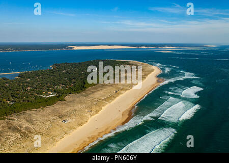 Lege-Cap-Ferret (sud-ovest della Francia): Vista aerea della penisola del Cap Ferret con la spiaggia "plage de la Pointe" e la duna del Pyla in backgroun Foto Stock