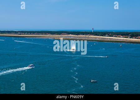 Lege-Cap-Ferret (sud-ovest della Francia): Vista aerea della penisola del Cap Ferret, con il faro e la sua spiaggia "Plage du Phare" e la stretta può Foto Stock