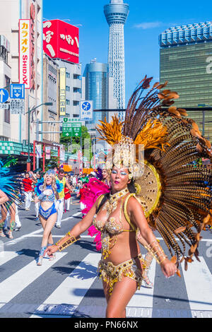 Partecipante al carnevale di Asakusa samba a Tokyo Giappone Foto Stock