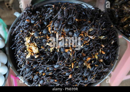 Fried Tarantulas / local mercato all'aperto, fritti spider è una prelibatezza regionale in Cambogia. Skuon, Kampong Cham provincia, Cambogia. Credito: Kraig Lieb Foto Stock