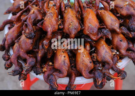 Fritti di visualizzazione degli uccelli presso il locale mercato all'aperto. Skuon, Kampong Cham provincia, Cambogia. Credito: Kraig Lieb Foto Stock