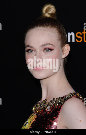Elle Fanning alla premiere di 'Il Neon di Demon' tenuto presso ArcLight Cinema Glossari Affini cupola in Hollywood, CA, 14 giugno 2016. Foto di Joe Martinez / PictureLux Foto Stock