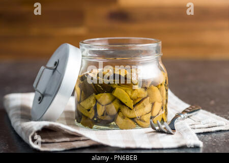 Funghi sott'aceto. Funghi porcini marinati in barattolo. Foto Stock