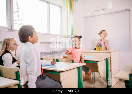 I bambini delle scuole che partecipano attivamente al lavoro di classe. Istruzione, apprendimento di alta scuola Foto Stock