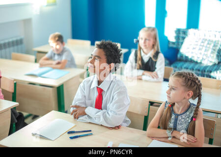 I bambini delle scuole che partecipano attivamente al lavoro di classe. Istruzione, apprendimento di alta scuola Foto Stock