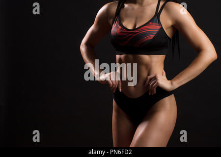 Close up addestrato corpo di donna e musculs addominale, modello fitness abs. Foto Stock