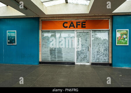 Chiuso e bianco lavato cafè presso la stazione di autobus in Crewe Cheshire Regno Unito Foto Stock