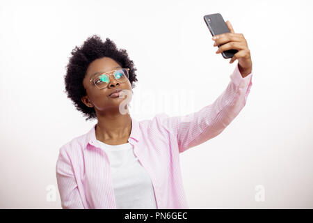 Awesome piacevole donna afro rendendo selfie Foto Stock