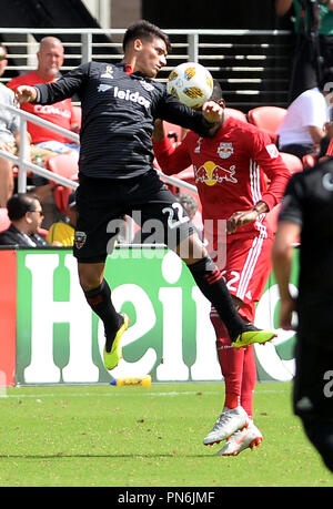 Washington, DC, Stati Uniti d'America. Xvi Sep, 2018. 20180916 - D.C. Regno centrocampista YAMIL ASAD (22) Capi la sfera contro New York Red Bulls defender MICHAEL MURILLO (62) nella seconda metà a Campo Audi a Washington. Credito: Chuck Myers/ZUMA filo/Alamy Live News Foto Stock