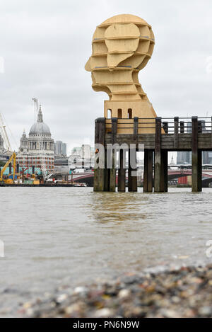 Londra, Regno Unito. Il 20 settembre 2018. "Testa sopra l'acqua', a 9 metri di altezza la scultura, da Steuart Padwick, è uno degli impianti da designjunction, parte della London Design Festival, apertura sulla banca del sud. Ora nel suo ottavo anno, centinaia di lanci di prodotto, boutique pop-up negozi, impianti su misura, mostre e una curata in modo particolare i colloqui programma si svolgerà 20-23 settembre. La scultura è a sostegno della salute mentale e la mente la campagna volta a cambiare. Credito: Stephen Chung / Alamy Live News Foto Stock