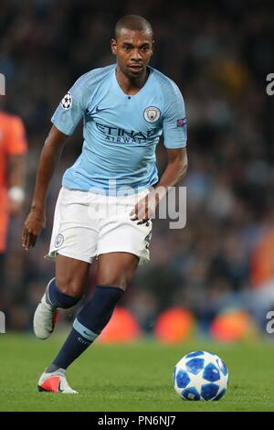 FERNANDINHO Manchester City FC Manchester City V LIONE, CHAMPIONS LEAGUE GRUPPO F Etihad Stadium, Manchester, Inghilterra 19 settembre 2018 GBD12282 rigorosamente solo uso editoriale. Se il giocatore/i giocatori raffigurata in questa immagine è/sono la riproduzione per un Club Inglese o l'Inghilterra per la squadra nazionale. Quindi questa immagine può essere utilizzata solo per scopi editoriali. Uso non commerciale. I seguenti usi sono anche limitato anche se in un contesto editoriale: Utilizzare in combinazione con, o parte della, qualsiasi non autorizzato di audio, video, dati, calendari, club/campionato loghi, scommesse, giochi o qualsiasi 'live' servizi. Foto Stock