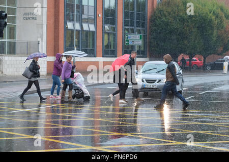 Hereford city centre, Herefordshire, Regno Unito - Giovedì 20 Settembre 2018 - I pedoni a Hereford town center attraversare la strada a una strada trafficata incrocio sotto la pioggia battente - Photo Steven Maggio / Alamy Live News Foto Stock