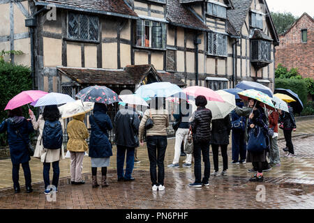 Stratford-upon-Avon Warwickshire. Xx Settembre 2018. Stratford-upon-Avon, Warwickshire, Inghilterra, Regno Unito. Turisti stranieri sopportare il tempo umido mentre si visita il luogo di nascita di William Shakespeare a Stratford-upon-Avon centro città. Credito: Colin Underhill/Alamy Live News Foto Stock