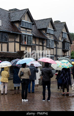 Stratford-upon-Avon Warwickshire. Xx Settembre 2018. Stratford-upon-Avon, Warwickshire, Inghilterra, Regno Unito. Turisti stranieri sopportare il tempo umido mentre si visita il luogo di nascita di William Shakespeare a Stratford-upon-Avon centro città. Credito: Colin Underhill/Alamy Live News Foto Stock