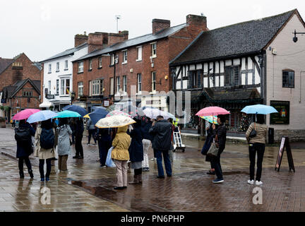 Stratford-upon-Avon Warwickshire. Xx Settembre 2018. Stratford-upon-Avon, Warwickshire, Inghilterra, Regno Unito. Turisti stranieri sopportare il tempo umido a Stratford-upon-Avon centro città. Credito: Colin Underhill/Alamy Live News Foto Stock