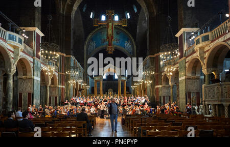 Londra, Regno Unito. 18 settembre 2018. Il Monteverdi Coro e Orchestra con Sir John Eliot Gardiner e solisti internazionali: American soprano Corinne Winters, svedese mezzo-soprano Ann Hallenberg, tenore lituano Edgaras Montvidas e bass italiano Gianluca Buratto eseguendo la Messa da Requiem di Verdi. Più di 140 musicisti terranno allo stadio con i tradizionali e il periodo degli strumenti al sontuoso splendore della Cattedrale di Westminster. Credito: Thomas Bowles/Alamy Live News Credito: Thomas Bowles/Alamy Live News Foto Stock