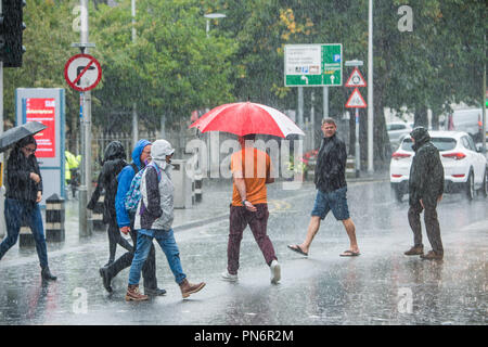 Aberystwyth Wales UK, giovedì 20 settembre 2018 UK Meteo: gli acquazzoni di autunno torrenziali pioggia drenches shoppers camminando lungo la strada in Aberystwyth Wales Foto © Keith Morris / Alamy Live News Foto Stock