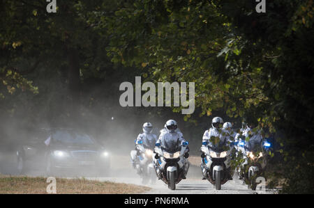 Potsdam, nel Land di Brandeburgo. Xx Settembre, 2018. L per il giro della Papamobile del Presidente Ceco en Zeman unità in una nuvola di polvere attraverso il nuovo giardino al castello di Cecilienhof. Zeman ha visitato l'accordo di Potsdam Memorial a Potsdam è il Palazzo Cecilienhof. Il Presidente della Repubblica ceca è su una tre giorni di visita di Stato in Germania. Credito: Ralf Hirschberger/dpa/Alamy Live News Foto Stock