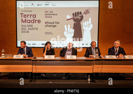 Torino, Italia. Xx Settembre 2018. Italia Piemonte Torino - Terra Madre il Salone del Gusto 20Settembre 2018 - inaugurazione ufficiale e apertura al pubblico- a sinistra il Ministro Gianmarco centinaio, Sindaco di Torino Chiara Appendino, Carlo Petrini Presidente Slow Food, Vytenis Andriukaitis ,il Commissario europeo per la salute e Giorgio Ferrero la sicurezza alimentare e la caccia e la pesca nella regione del Piemonte Assessore Credito: Davvero Facile Star/Alamy Live News Foto Stock