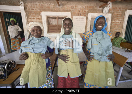 Gidel, Monti Nuba, Sudan. 27 apr, 2018. Le donne visto orgogliosamente visualizzazione uniformi di scuola dopo la cucitura di loro presso la chiesa-run centro per le donne a Gidel.un villaggio nella regione dei monti Nuba del Sudan che viene controllata mediante la liberazione del popolo sudanese Movement-North ed è spesso attaccati dai militari del Sudan. Credito: Paul Jeffrey SOPA/images/ZUMA filo/Alamy Live News Foto Stock