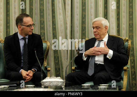 Atene, Grecia. Xx Settembre, 2018. Il Presidente greco Prokopis Pavlopoulos (R) colloqui con il Ministro tedesco degli Affari Esteri Heiko Maas in Atene, Grecia, sul Sett. 20, 2018. Credito: Marios Lolos/Xinhua/Alamy Live News Foto Stock