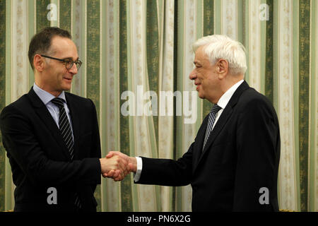 Atene, Grecia. Xx Settembre, 2018. Il Presidente greco Prokopis Pavlopoulos (R) accoglie il ministro tedesco degli Affari Esteri Heiko Maas in Atene, Grecia, sul Sett. 20, 2018. Credito: Marios Lolos/Xinhua/Alamy Live News Foto Stock