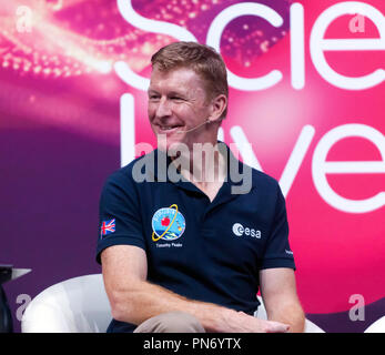 Astronauta picco di Tim che partecipano a un parlare di vita nello spazio e la selvaggia angoli della terra sul palco principale al New Scientist Live, ExCel London, Regno Unito Foto Stock