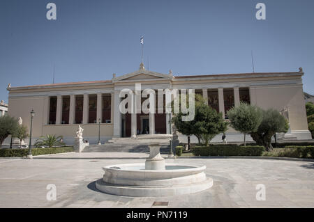 Atene, Grecia. Xx Settembre, 2018. L Università è parte della trilogia ateniese.La Trilogia ateniese è costituita dalla Biblioteca Nazionale, l'Università e l'Accademia di Atene. Queste tre imponenti palazzi in stile neoclassico costruito nel XIX secolo. Tutti e tre hanno una ricca decorazione interna, mentre i giardini sono scolpiti attorno a loro con le sculture di artisti greci, formando un ensemble di separato nel centro della citta'. Credito: Nikolas Joao Kokovlis SOPA/images/ZUMA filo/Alamy Live News Foto Stock