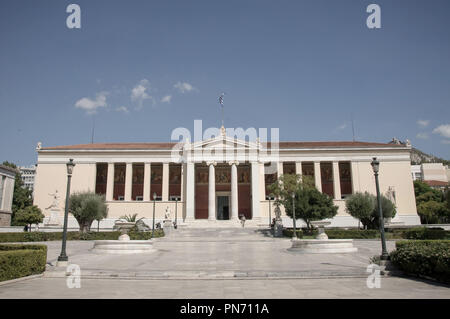 Atene, Grecia. Xx Settembre, 2018. L Università è parte della trilogia ateniese.La Trilogia ateniese è costituita dalla Biblioteca Nazionale, l'Università e l'Accademia di Atene. Queste tre imponenti palazzi in stile neoclassico costruito nel XIX secolo. Tutti e tre hanno una ricca decorazione interna, mentre i giardini sono scolpiti attorno a loro con le sculture di artisti greci, formando un ensemble di separato nel centro della citta'. Credito: Nikolas Joao Kokovlis SOPA/images/ZUMA filo/Alamy Live News Foto Stock