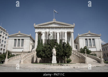 Atene, Grecia. Xx Settembre, 2018. La Biblioteca Nazionale è parte della trilogia ateniese.La Trilogia ateniese è costituita dalla Biblioteca Nazionale, l'Università e l'Accademia di Atene. Queste tre imponenti palazzi in stile neoclassico costruito nel XIX secolo. Tutti e tre hanno una ricca decorazione interna, mentre i giardini sono scolpiti attorno a loro con le sculture di artisti greci, formando un ensemble di separato nel centro della citta'. Credito: Nikolas Joao Kokovlis SOPA/images/ZUMA filo/Alamy Live News Foto Stock