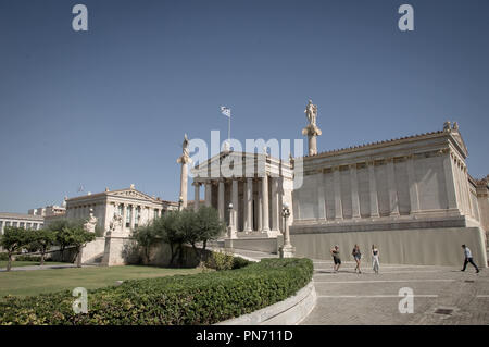 Atene, Grecia. Xx Settembre, 2018. L'Accademia di Atene è una parte della trilogia ateniese.La Trilogia ateniese è costituita dalla Biblioteca Nazionale, l'Università e l'Accademia di Atene. Queste tre imponenti palazzi in stile neoclassico costruito nel XIX secolo. Tutti e tre hanno una ricca decorazione interna, mentre i giardini sono scolpiti attorno a loro con le sculture di artisti greci, formando un ensemble di separato nel centro della citta'. Credito: Nikolas Joao Kokovlis SOPA/images/ZUMA filo/Alamy Live News Foto Stock