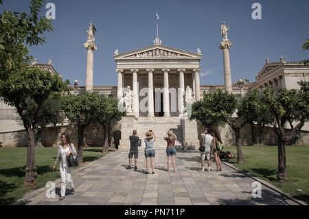 Atene, Grecia. Xx Settembre, 2018. L'Accademia di Atene è una parte della trilogia ateniese.La Trilogia ateniese è costituita dalla Biblioteca Nazionale, l'Università e l'Accademia di Atene. Queste tre imponenti palazzi in stile neoclassico costruito nel XIX secolo. Tutti e tre hanno una ricca decorazione interna, mentre i giardini sono scolpiti attorno a loro con le sculture di artisti greci, formando un ensemble di separato nel centro della citta'. Credito: Nikolas Joao Kokovlis SOPA/images/ZUMA filo/Alamy Live News Foto Stock