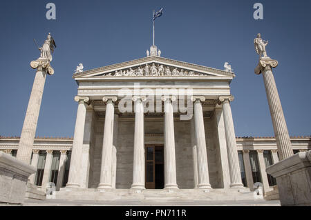 Atene, Grecia. Xx Settembre, 2018. L'Accademia di Atene è una parte della trilogia ateniese.La Trilogia ateniese è costituita dalla Biblioteca Nazionale, l'Università e l'Accademia di Atene. Queste tre imponenti palazzi in stile neoclassico costruito nel XIX secolo. Tutti e tre hanno una ricca decorazione interna, mentre i giardini sono scolpiti attorno a loro con le sculture di artisti greci, formando un ensemble di separato nel centro della citta'. Credito: Nikolas Joao Kokovlis SOPA/images/ZUMA filo/Alamy Live News Foto Stock