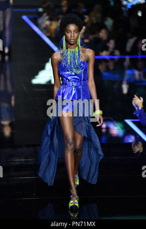Milano, Italia. Xx Settembre, 2018. Un modello di passeggiate la pista al Emporio Armani fashion show durante la settimana della moda milanese Primavera/Estate 2019 di Milano, Italia, il 7 settembre 20, 2018. Credito: Alberto Lingria/Xinhua/Alamy Live News Foto Stock