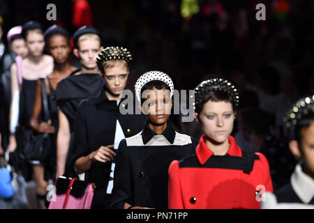 Milano, Italia. Xx Settembre, 2018. I modelli a piedi la pista al Prada fashion show durante la settimana della moda milanese Primavera/Estate 2019 di Milano, Italia, il 7 settembre 20, 2018. Credito: Alberto Lingria/Xinhua/Alamy Live News Foto Stock