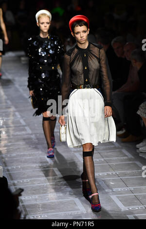 Milano, Italia. Xx Settembre, 2018. I modelli a piedi la pista al Prada fashion show durante la settimana della moda milanese Primavera/Estate 2019 di Milano, Italia, il 7 settembre 20, 2018. Credito: Alberto Lingria/Xinhua/Alamy Live News Foto Stock