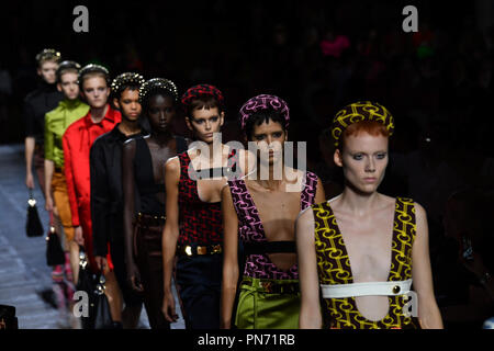 Milano, Italia. Xx Settembre, 2018. I modelli a piedi la pista al Prada fashion show durante la settimana della moda milanese Primavera/Estate 2019 di Milano, Italia, il 7 settembre 20, 2018. Credito: Alberto Lingria/Xinhua/Alamy Live News Foto Stock