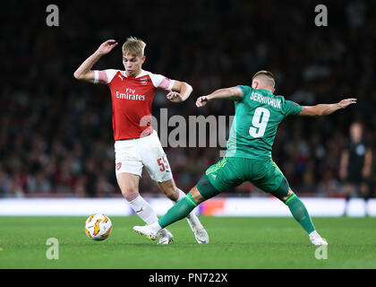 &#Xa7;xx settembre 2018, Emirates Stadium di Londra, Inghilterra; UEFA Europa League calcio, Arsenal contro Vorskla Poltava; Emile Smith Rowe di Arsenal costeggia Mykhaylo Serhiychuk di Vorskla Poltava Foto Stock