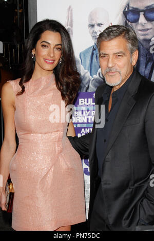Amal Clooney e George Clooney alla premiere di Warner Bros Foto" "Il nostro marchio è la crisi" tenutasi presso la leva TCL Teatro Cinese a Hollywood, CA, 26 ottobre 2015. Foto di Joe Martinez / PictureLux Foto Stock